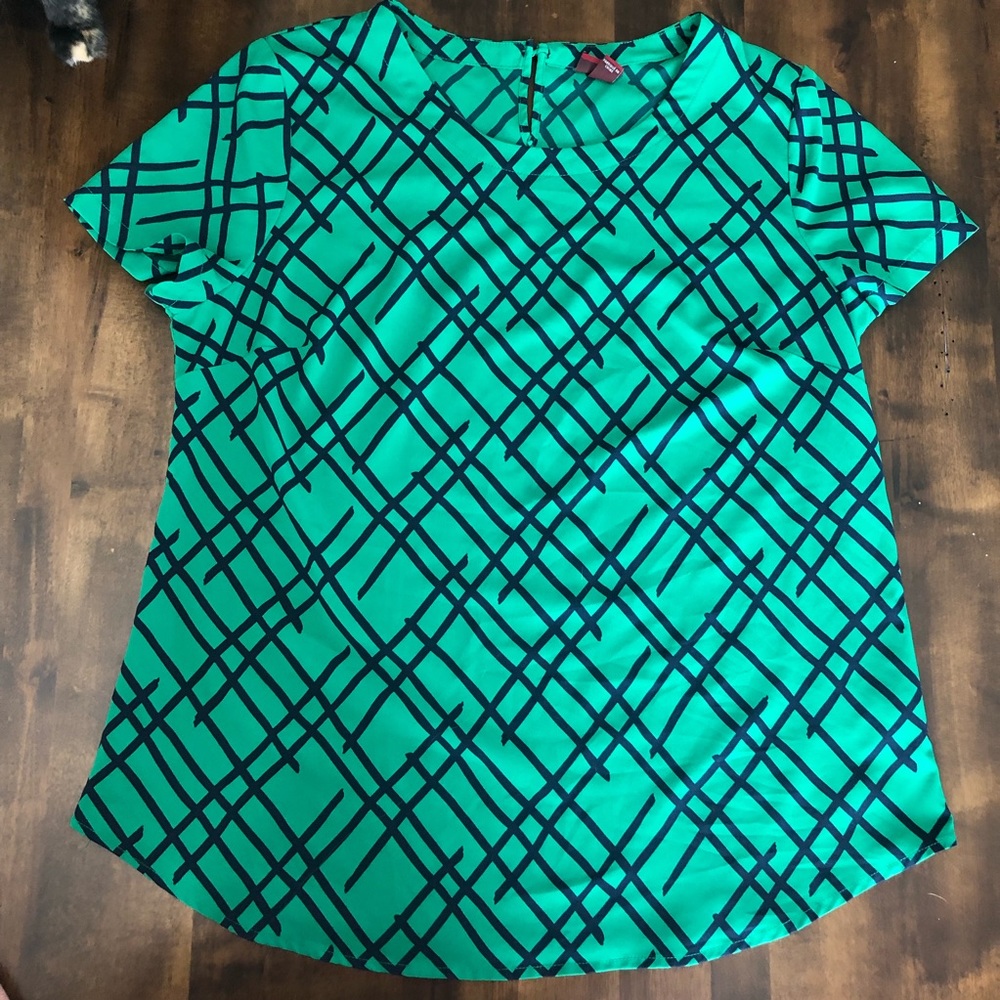 Green rounded hem short sleeved blouse